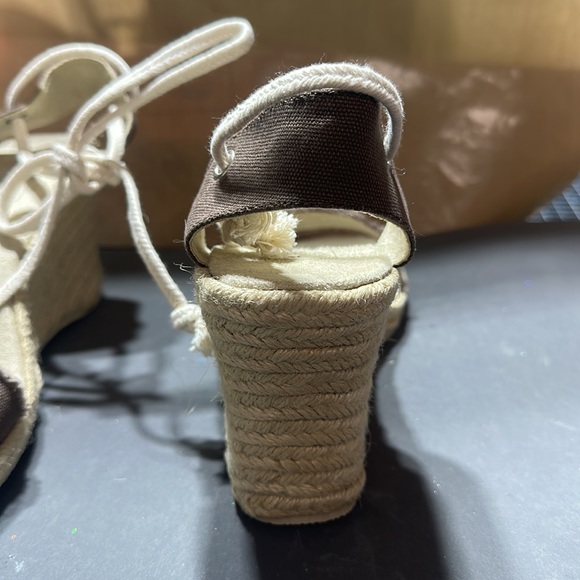 BRAND NEW !!! Never worn platforms. - Picture 4 of 4